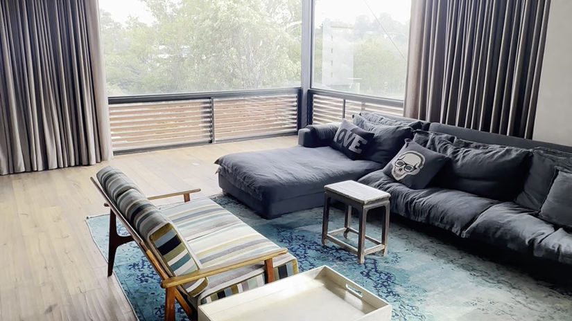 Sala Moderna con Cortinas Traslúcidas Motorizadas: Elegancia y Luz Natural